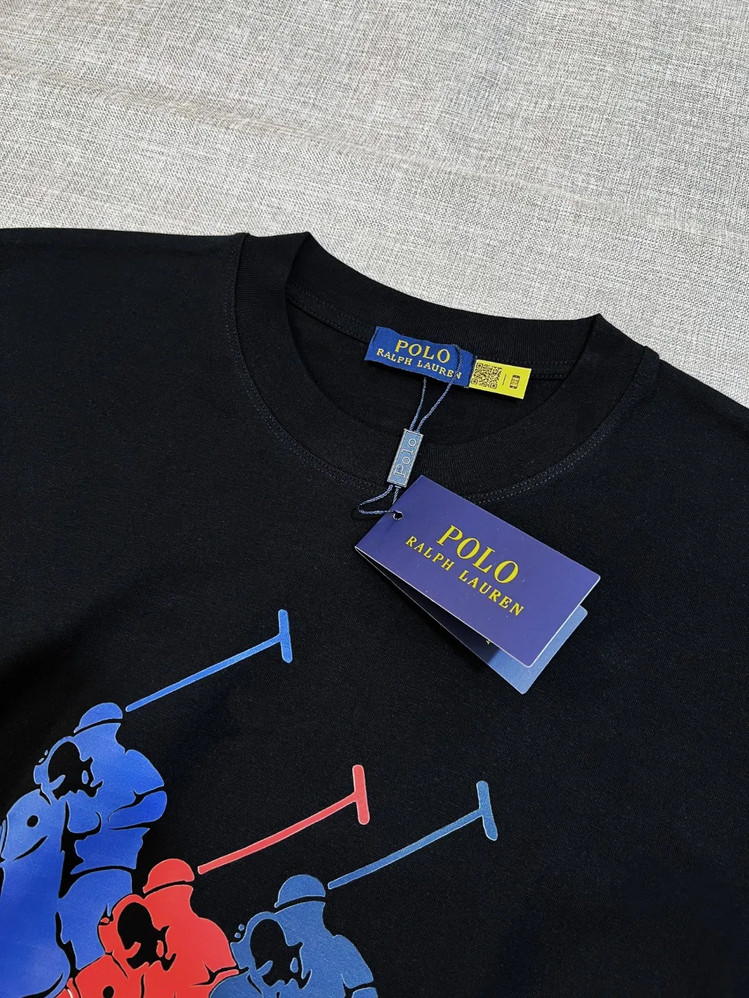 P140 Ralph Lauren 2026ss new spring and summer three-color logo equestrian knight print round-neck short-sleeved T-shirt; new products are available on the official website at the same time; strictly control the size of the LOGO; color matching and color matching; simple, fashionable and low-key connotation; selection of 240g double yarn pure cotton fabric; tight threaded neckline; back body crimping and boning; factory high-temperature anti-shrinkage process; not easy to deform and shrink after washing; essential clothing for three seasons; color: black White, sizes XS-L (can wear up to 200 pounds)